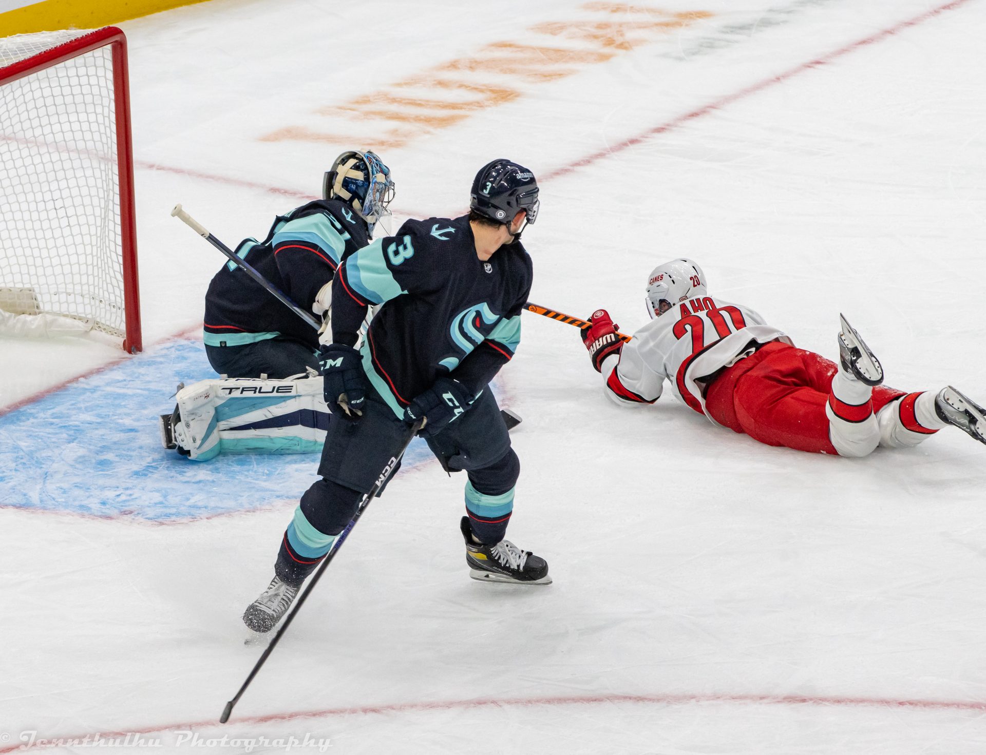 Sebastian Aho avec les Hurricanes de la Caroline contre le Kraken de Seattle, le 17 octobre 2022