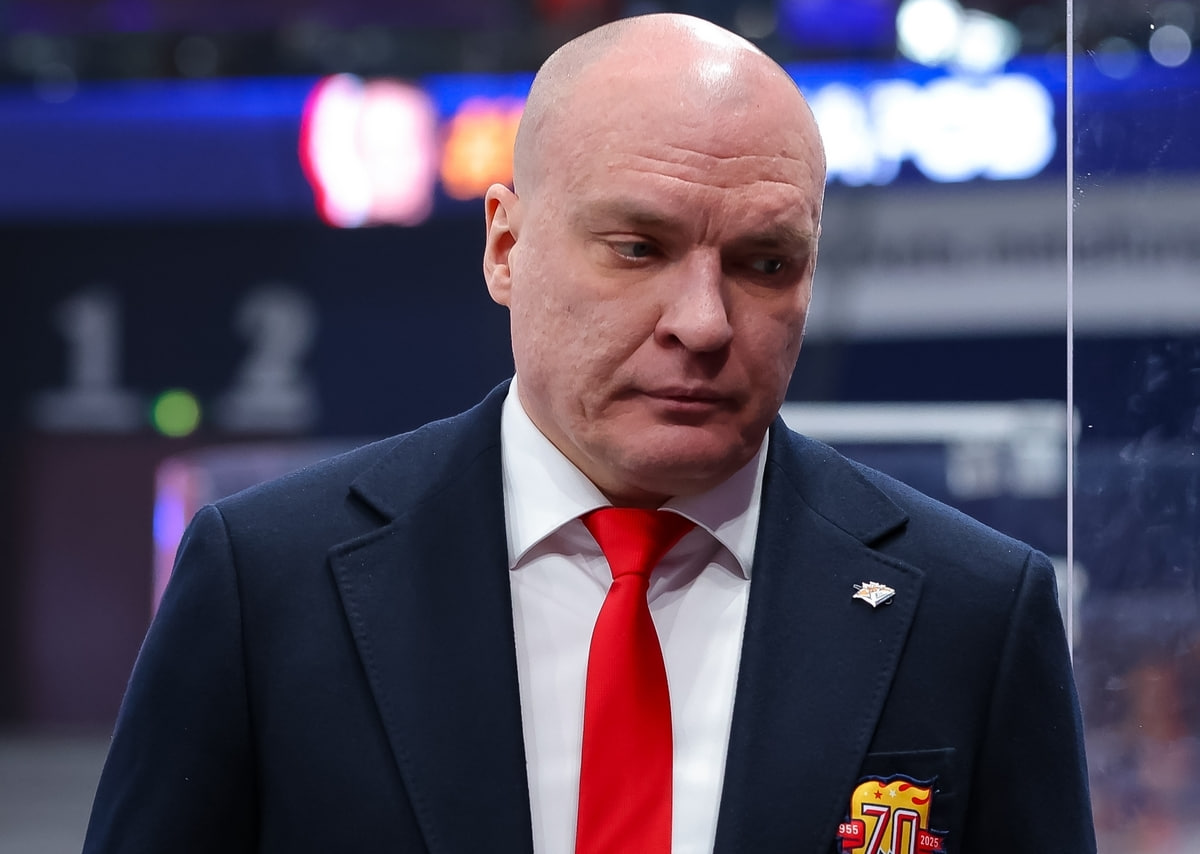 Andrei Razin derrière le banc du Metallurg Magnitogorsk en 2026