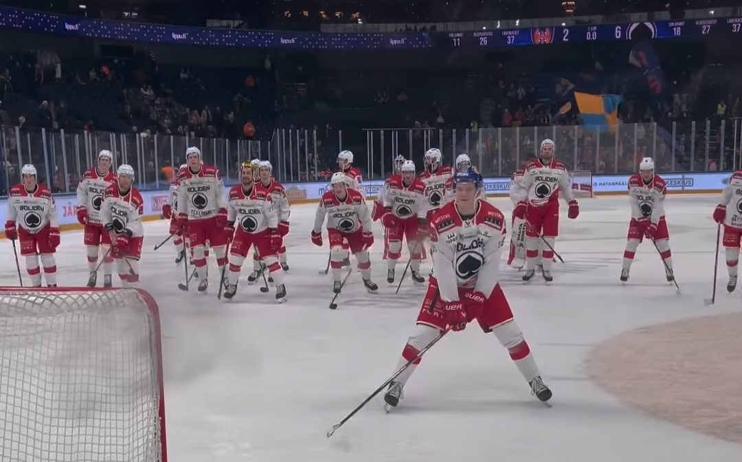 Les joueurs d'Ässät célèbrent une victoire