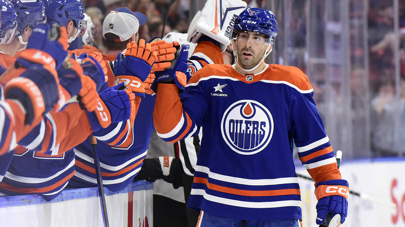 Evan Bouchard célèbre un but avec les Oilers d’Edmonton