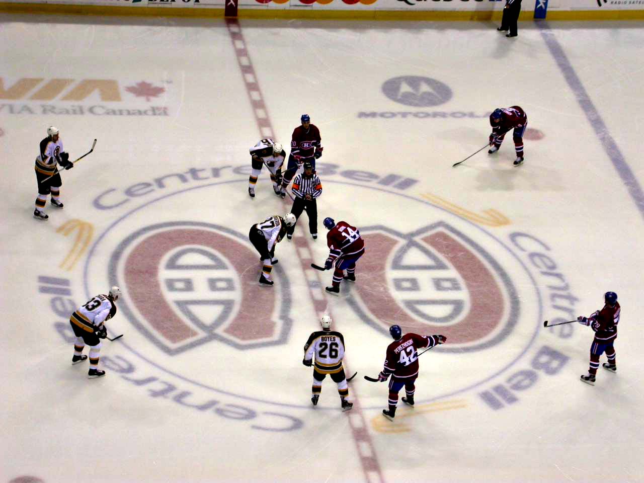 Mise au jeu au Centre Bell pendant un match du Canadien de Montréal