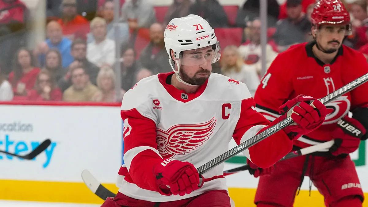 Dylan Larkin en action avec les Red Wings de Detroit en 2026