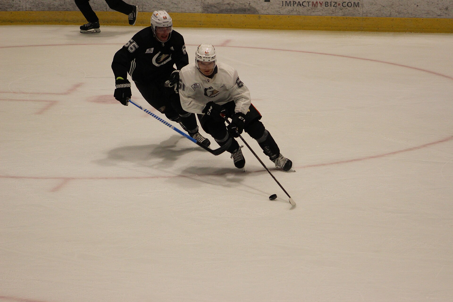 Cutter Gauthier en action avec les Ducks d’Anaheim lors du match intra-équipe du camp d’entraînement, le 5 juillet 2024