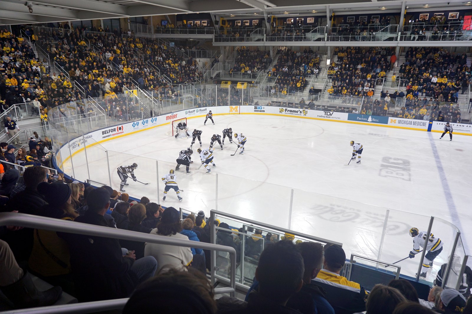 Mise au jeu lors d'un match des Wolverines du Michigan