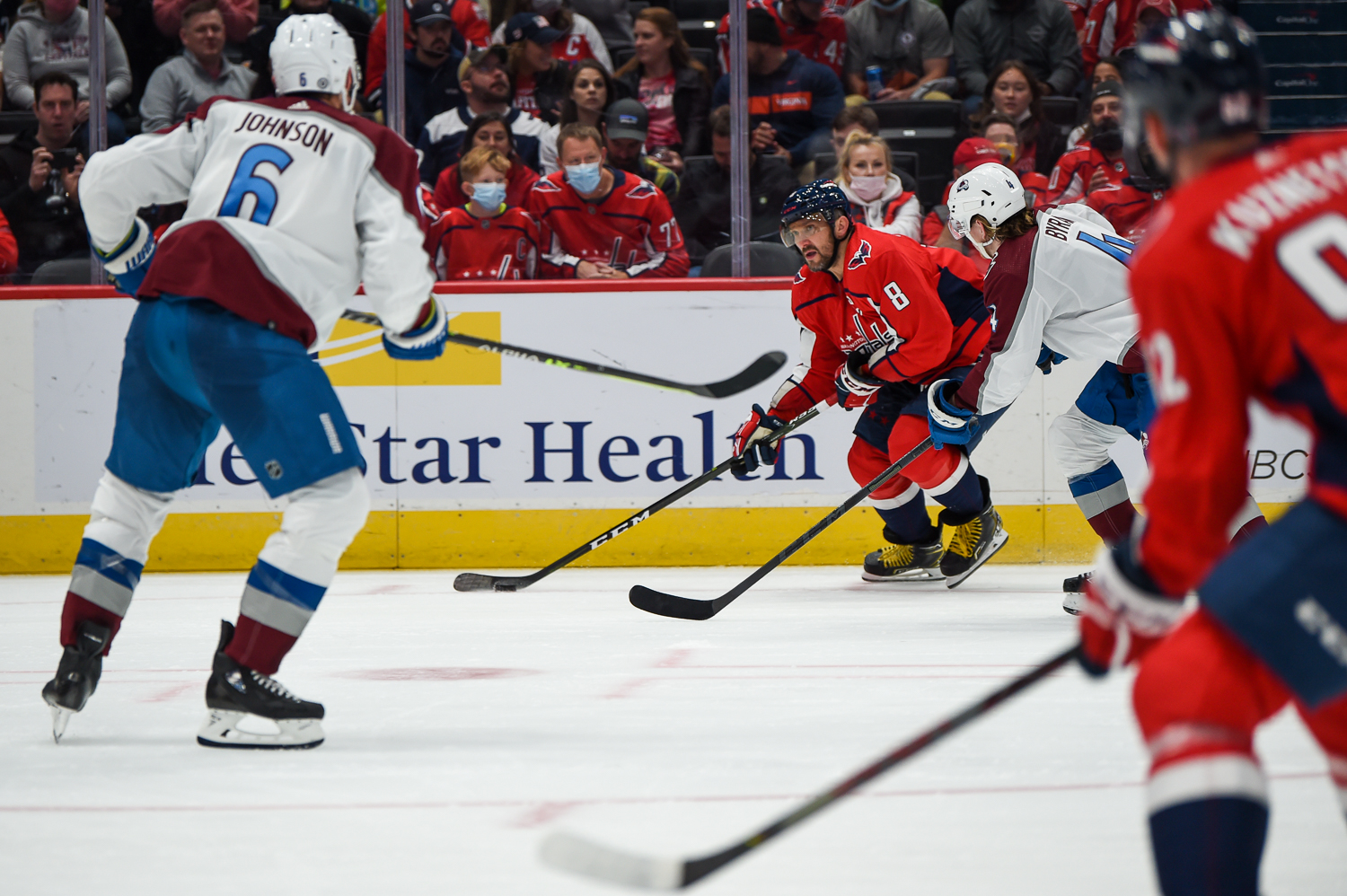 Alex Ovechkin des Capitals de Washington transporte la rondelle en zone offensive lors d’un avantage numérique contre l’Avalanche du Colorado