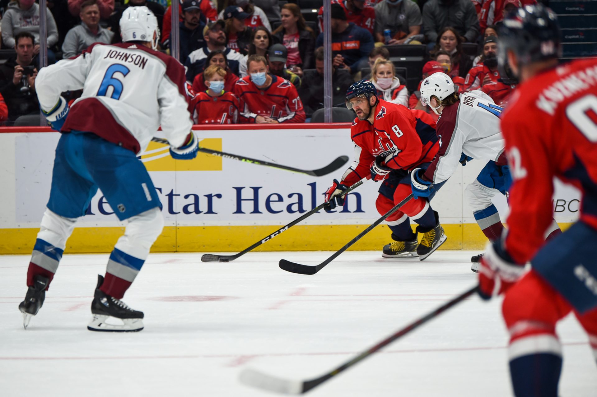 Alex Ovechkin en action avec les Capitals de Washington pendant un avantage numérique contre l'Avalanche du Colorado