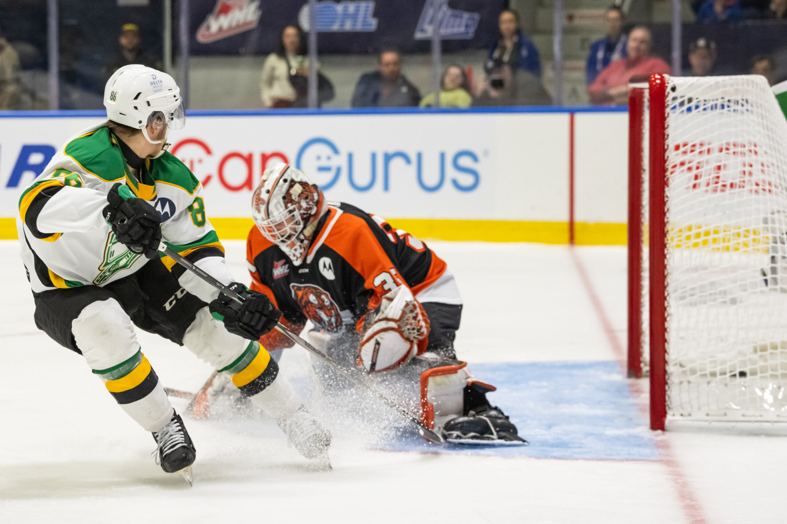 Action lors de la finale de la Coupe Memorial 2025 entre London et Medicine Hat