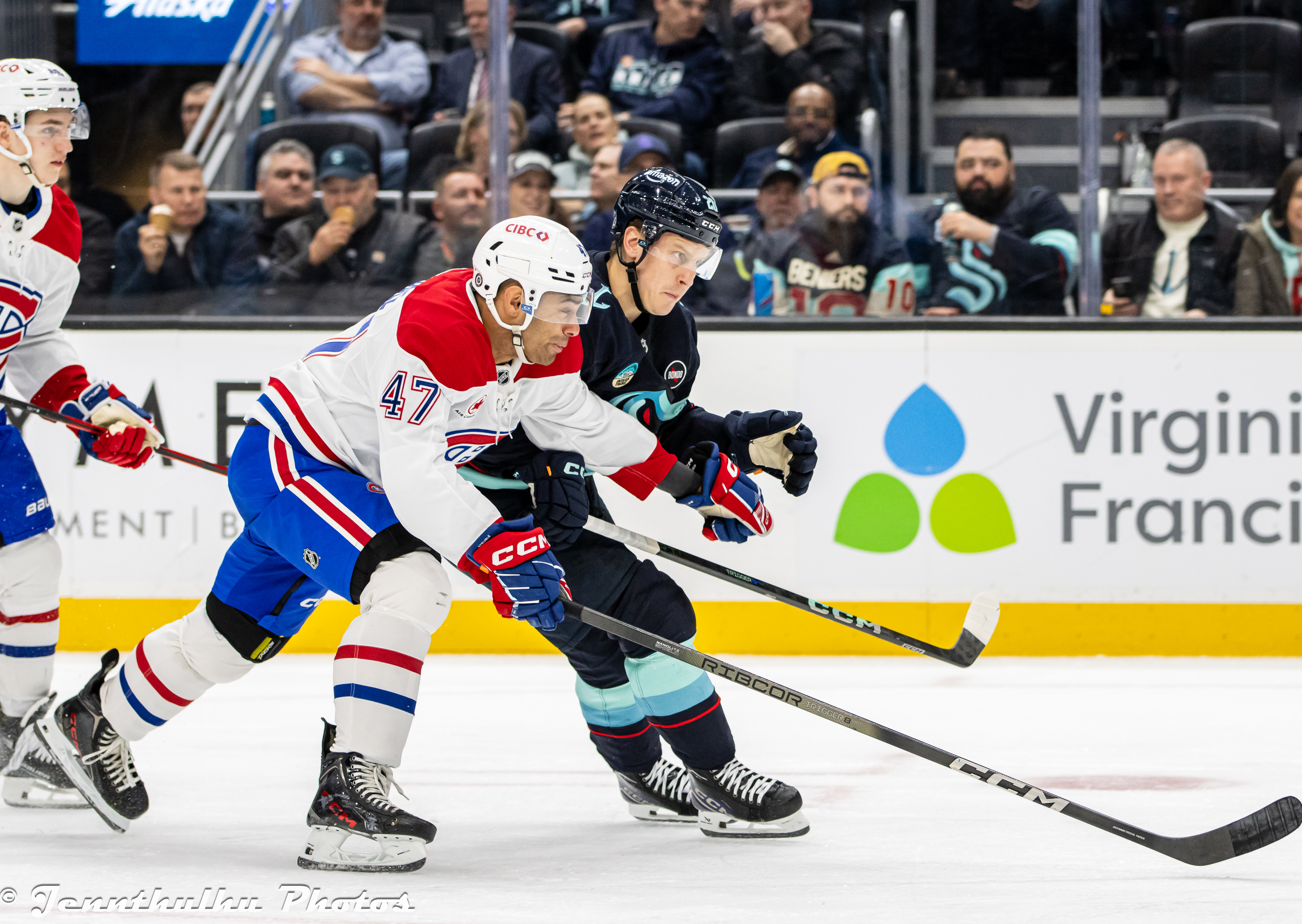Jayden Struble en action avec Eeli Tolvanen lors d’un match le 14 mars 2025