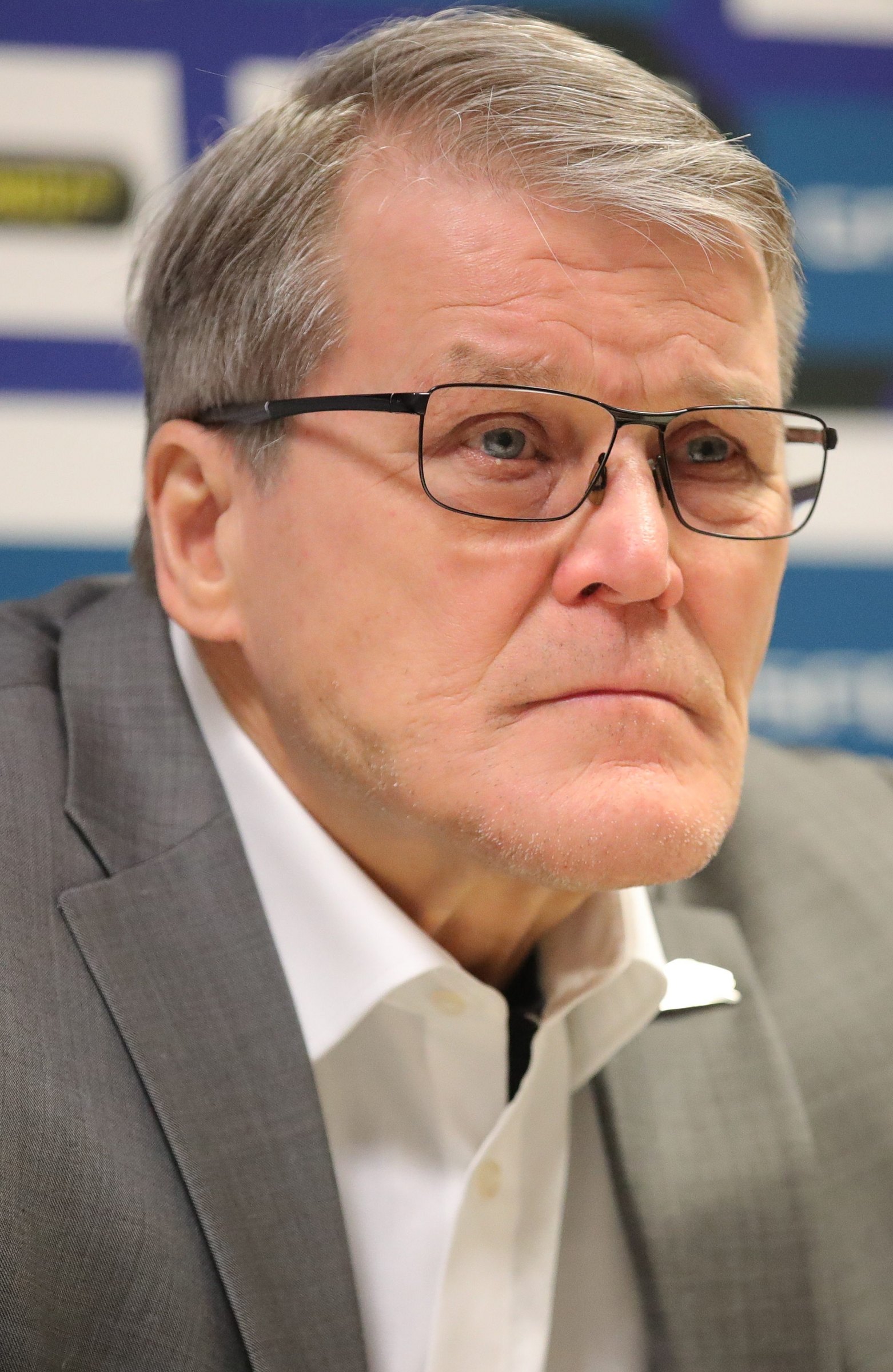Kai Suikkanen derrière le banc des Augsburger Panther