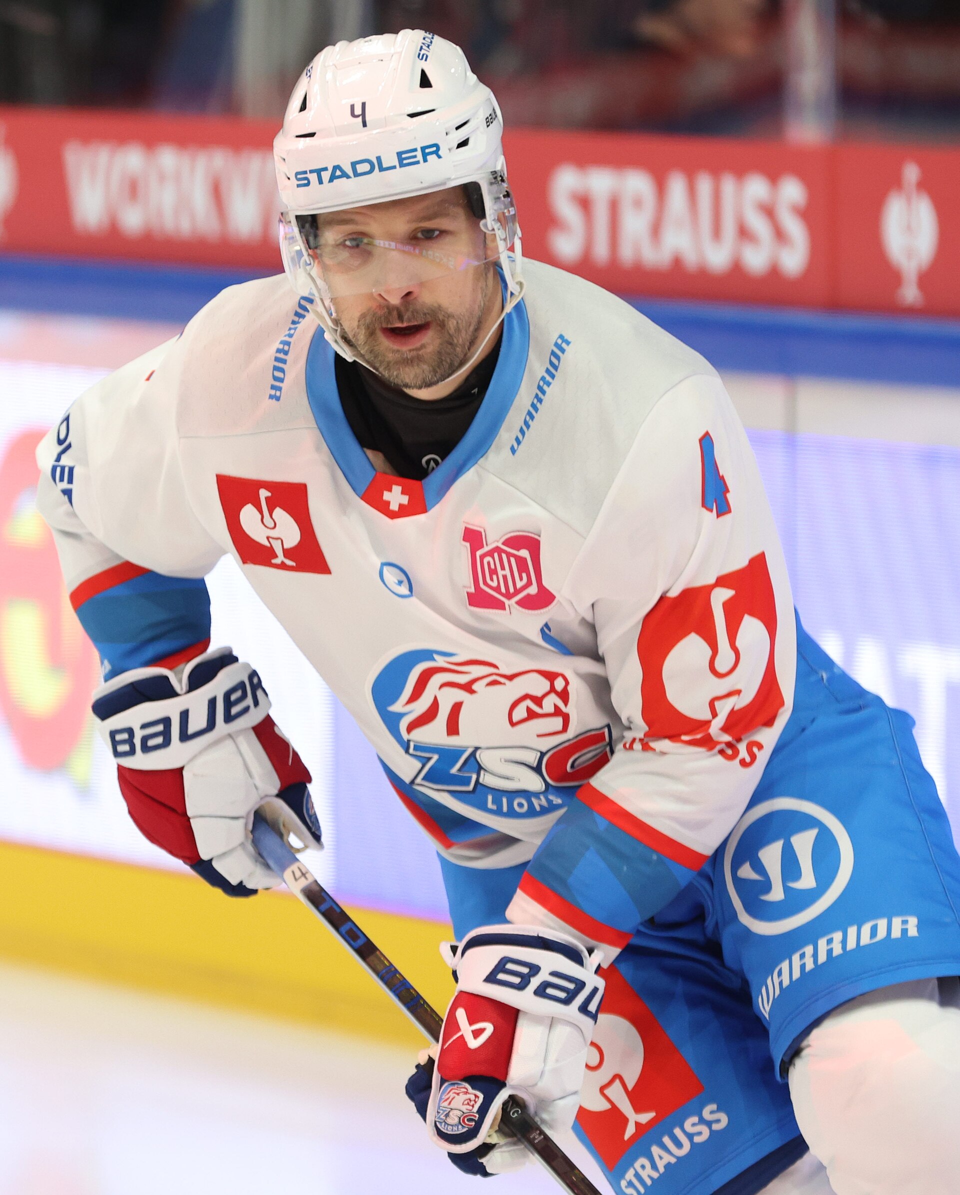 Un joueur des ZSC Lions en action contre les Eisbären Berlin